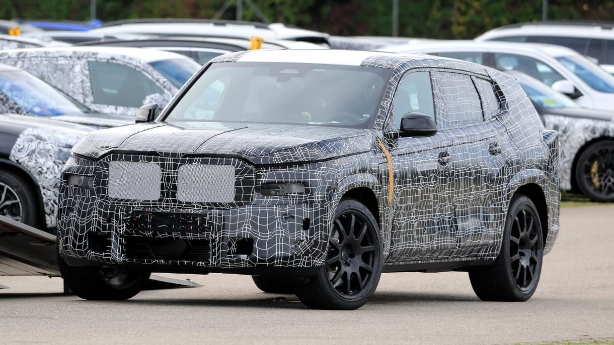 Alakul a BMW szuper SUV-ja az X8