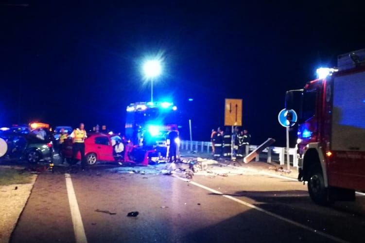 Több autó ütközött, hárman meghaltak a 4-es úton