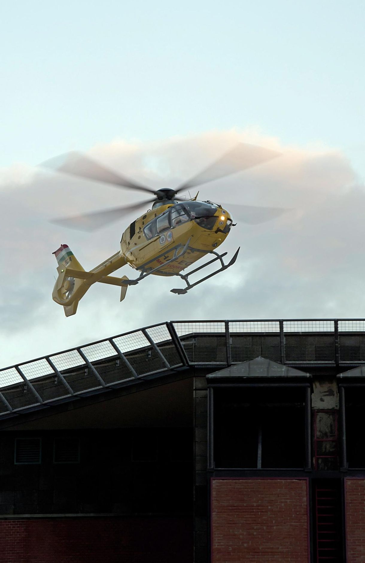 Hende balesete: íme a kórház felé tartó helikopter - fotók