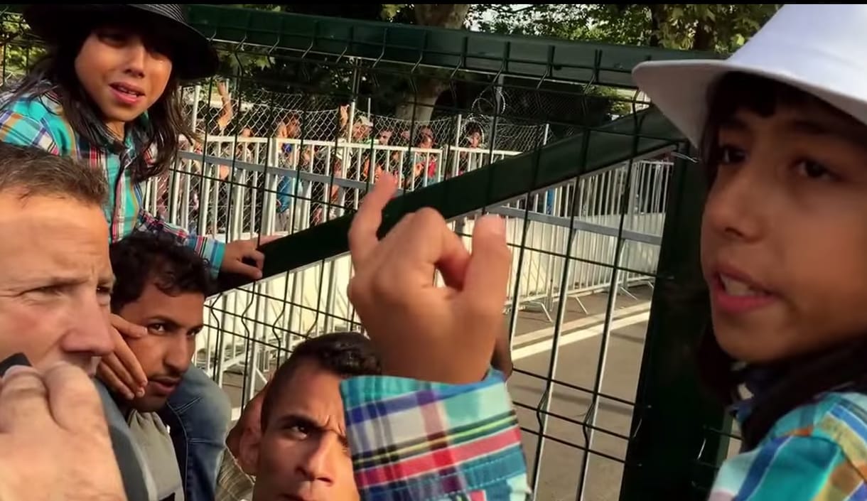 Videó: Két gyerek vezette a tüntetést ma reggel Horgosnál