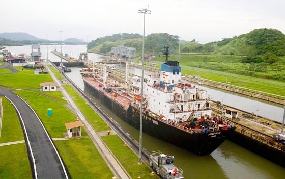Mindig is kíváncsi volt, hogyan megy át a Panama-csatornán egy hajó? Itt van róla egy timelapse videó