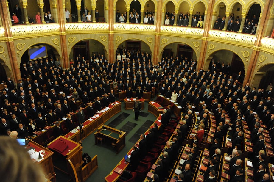 Parlament elé kerül hétfőn a 
