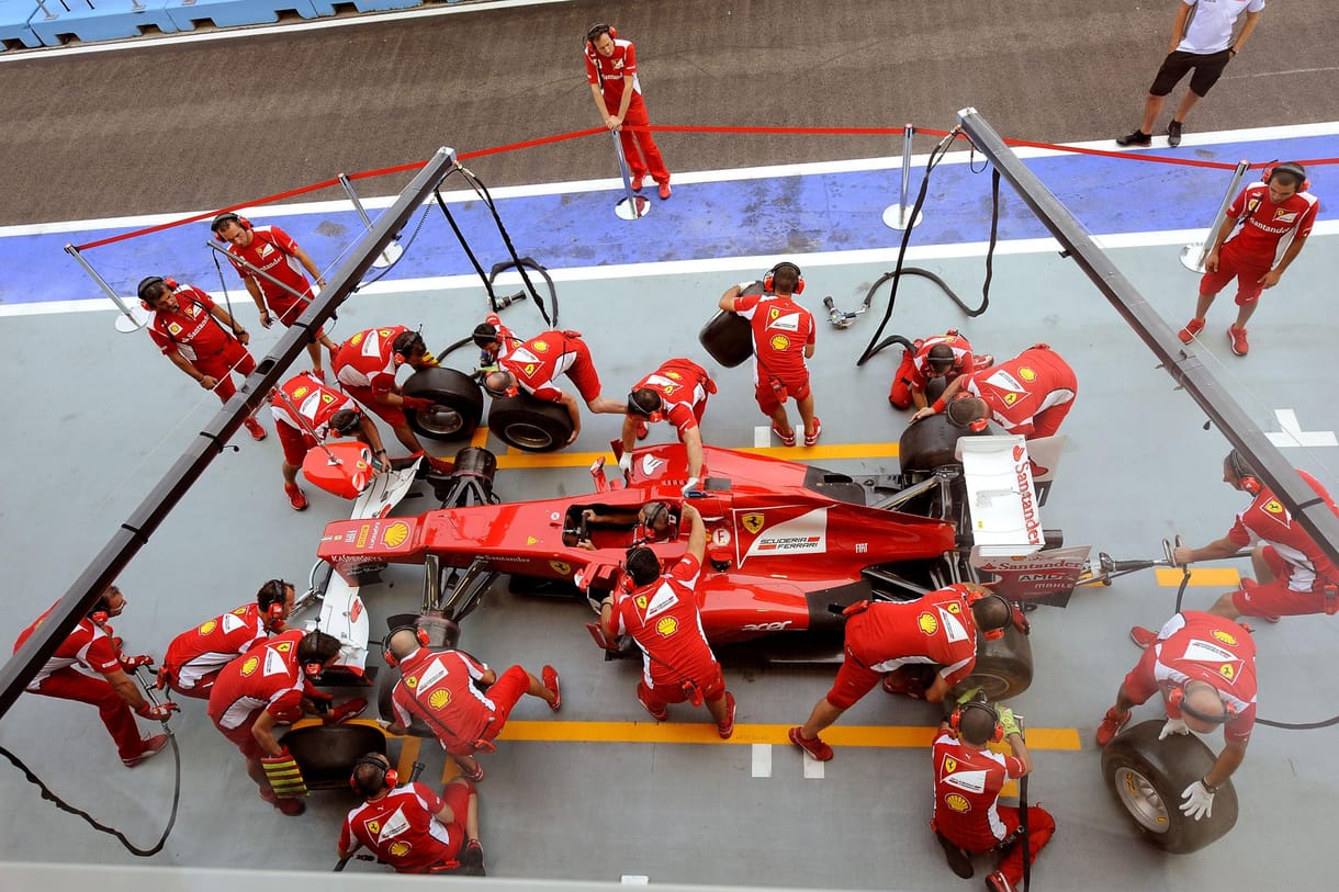 Forma-1: Alonso a szingapúri éjszakában menekül a riválisok elől