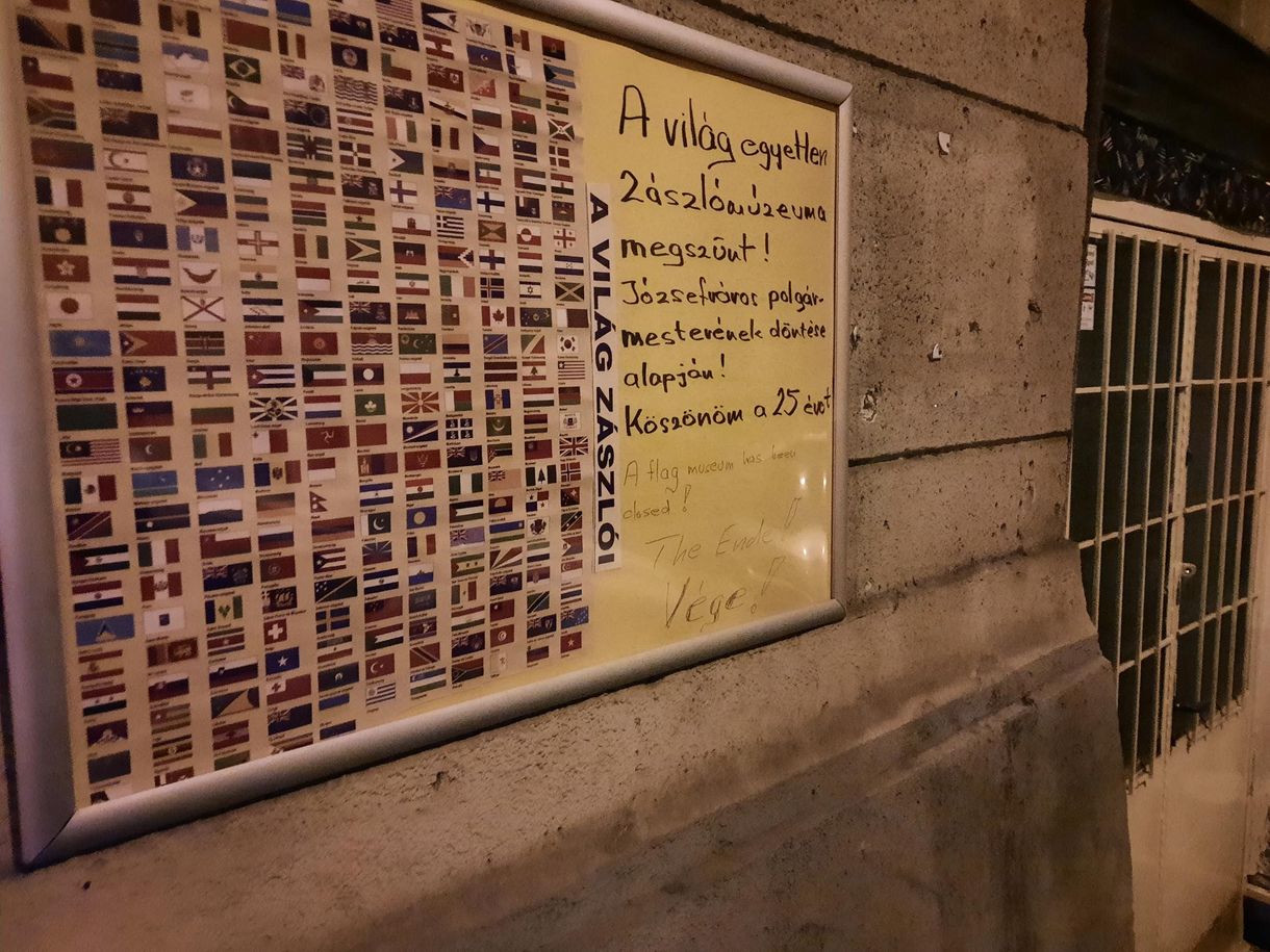 „Ez eltűnt. Volt 25 éve. A világ egyetlen zászlómúzeuma megszűnt”