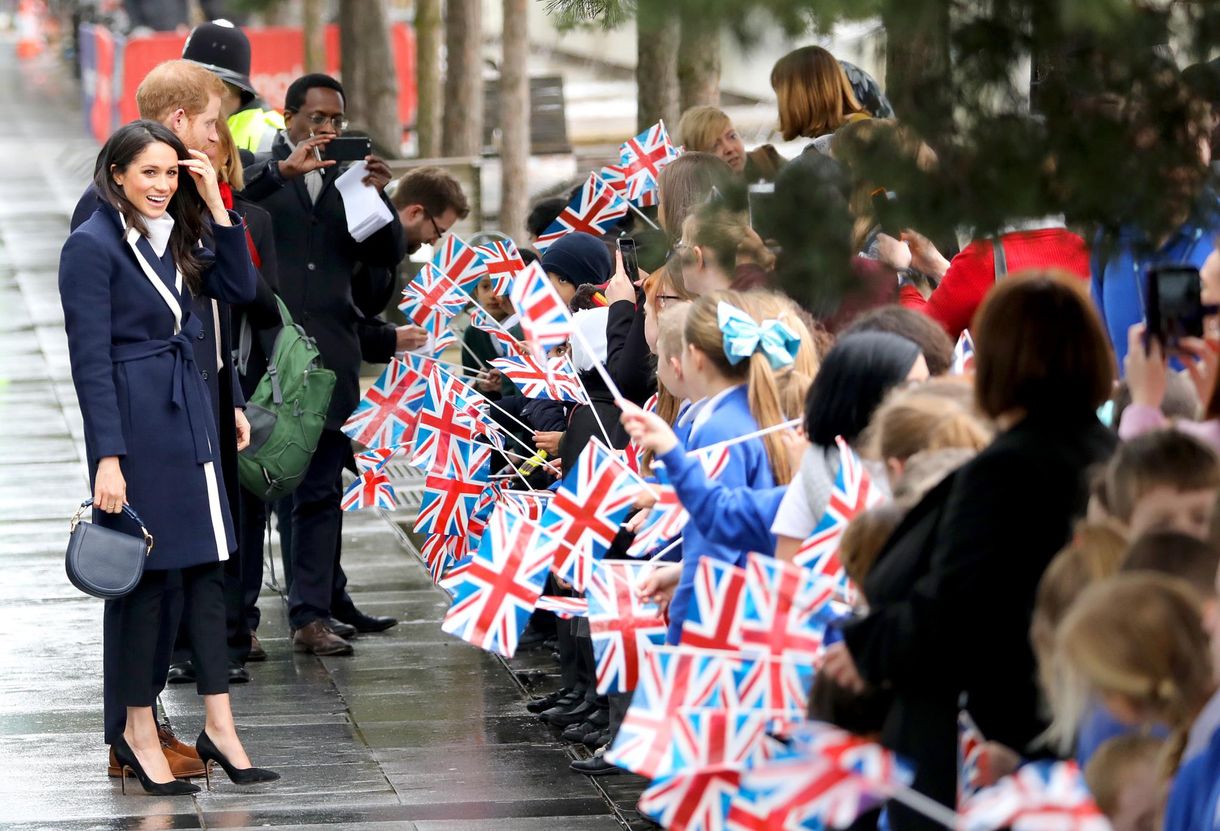 Meghan Markle egy öleléssel megszegte a királyi protokollt