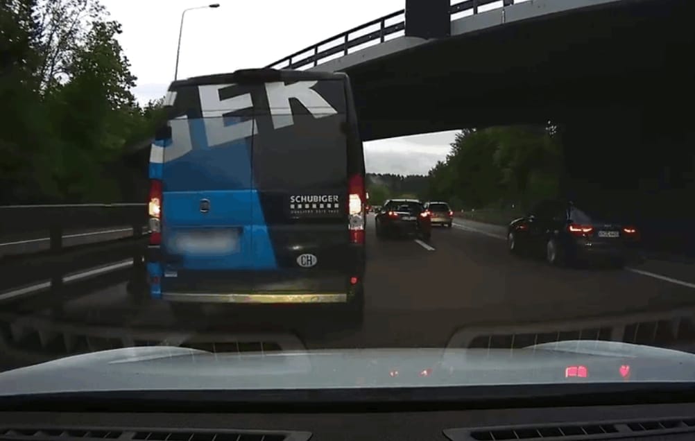 Önvezető módban balesetezett a Tesla – videó