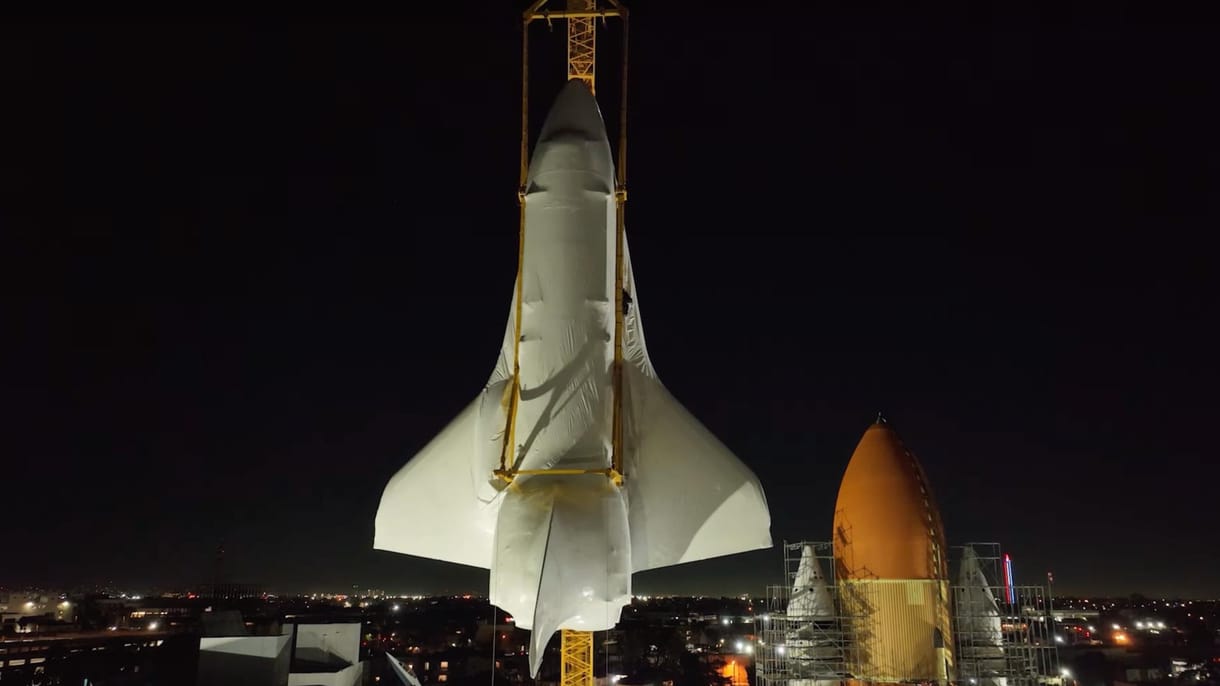 Indításra kész pozícióba állították a NASA legendás űrsiklóját – példátlan kiállítási darab lett belőle (videó)