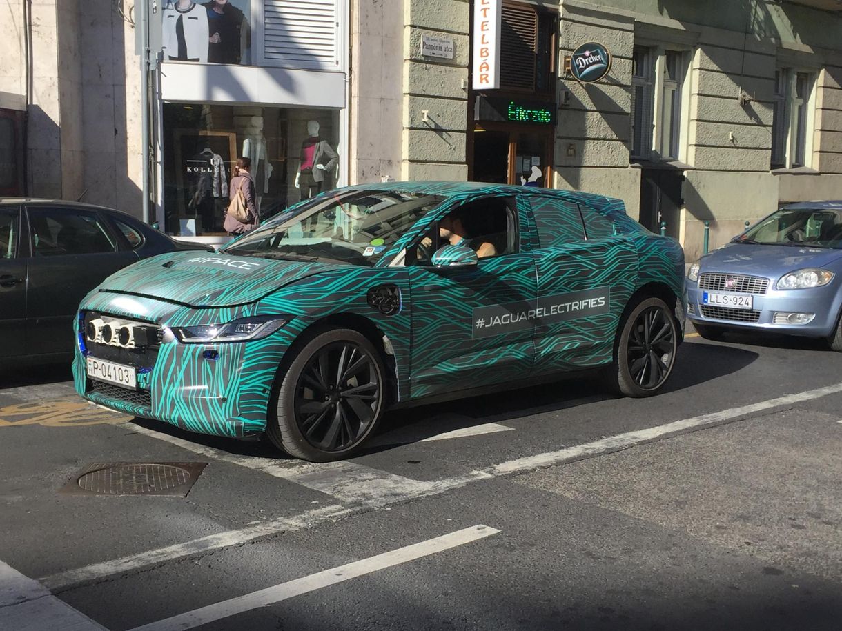 Budapesten botlottunk bele a még nem is kapható elektromos Jaguarba - fotó