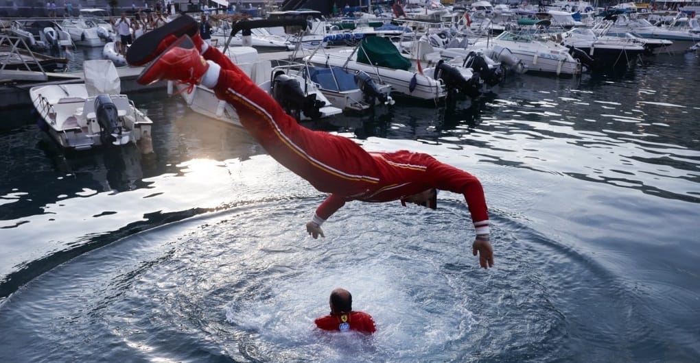 Először bedobta a főnökét, aztán ő is ugrott: szó szerint a monacói kikötőben ünnepelt Charles Leclerc