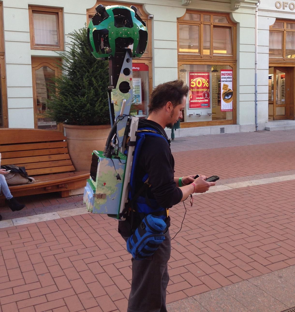Fotó: Szegeden a Google Street View hátizsákos embere