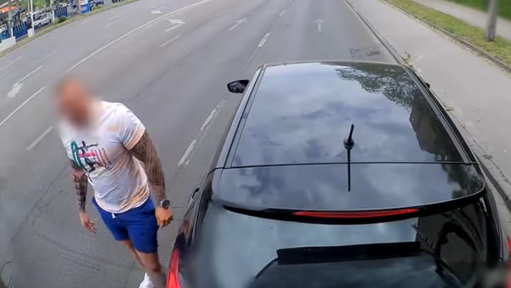 Nem létező kutyára fogta az autós a büntetőfékezést, de videó készült az esetről