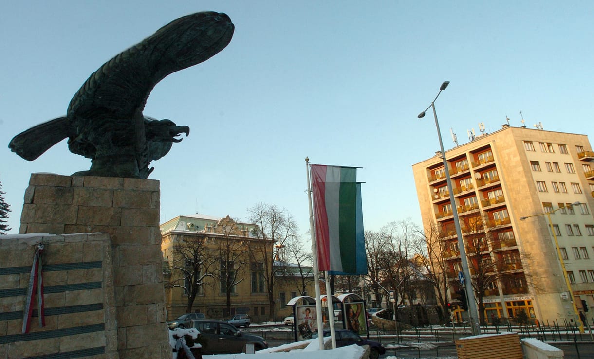 Saját költségén szállítaná el a hegyvidéki turulszobrot a MIÉP, sőt még 