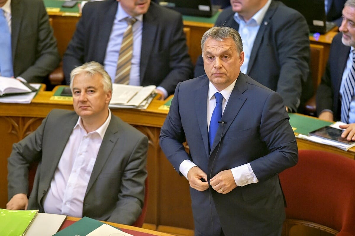 Két neves ellenzéki hiányzik, Mengyi Roland meg mentelmi jogát veszheti – indul a parlamenti nagyüzem