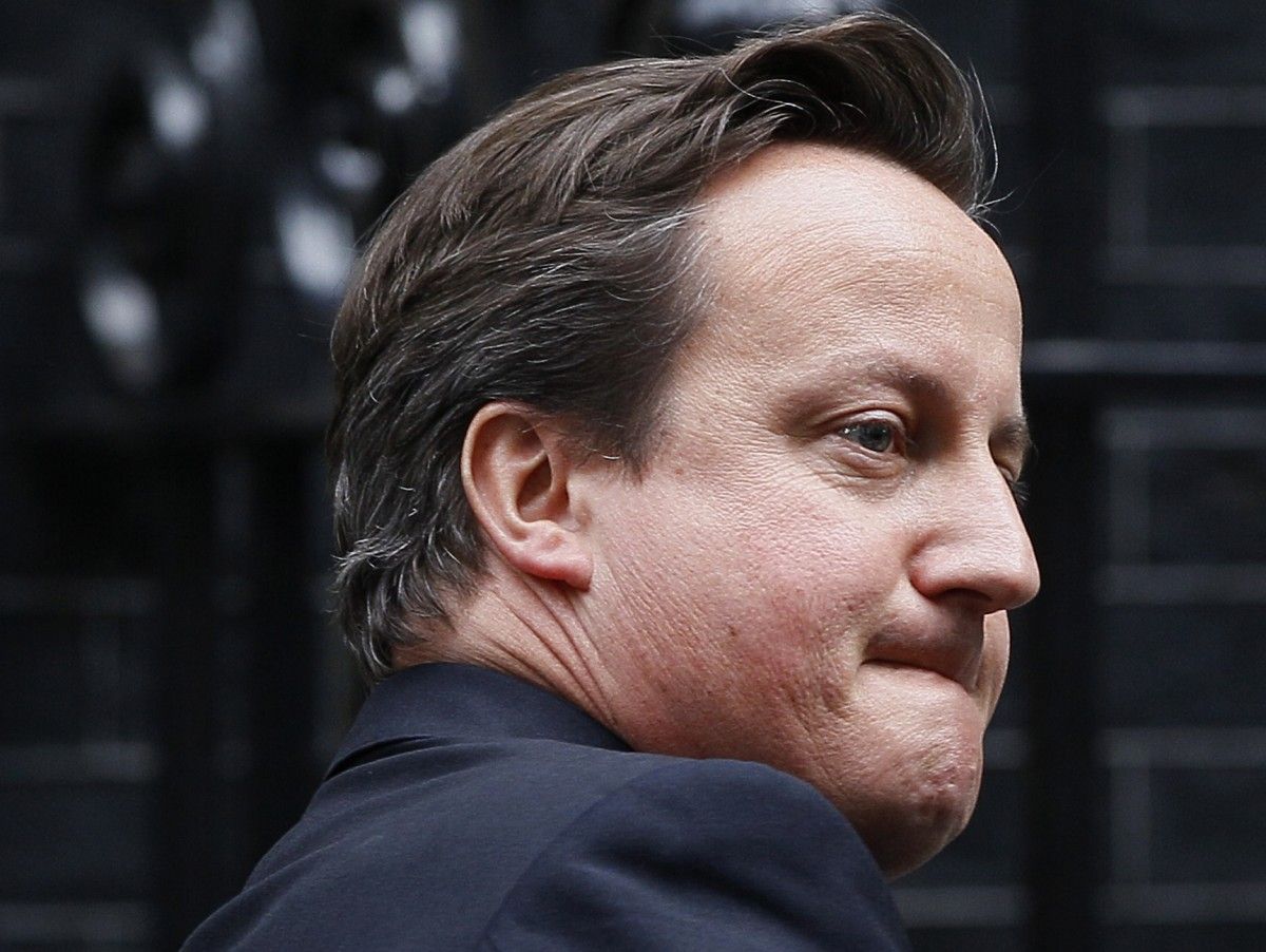 Brit sajtóbotrány: Cameron elnézést kért, de marad