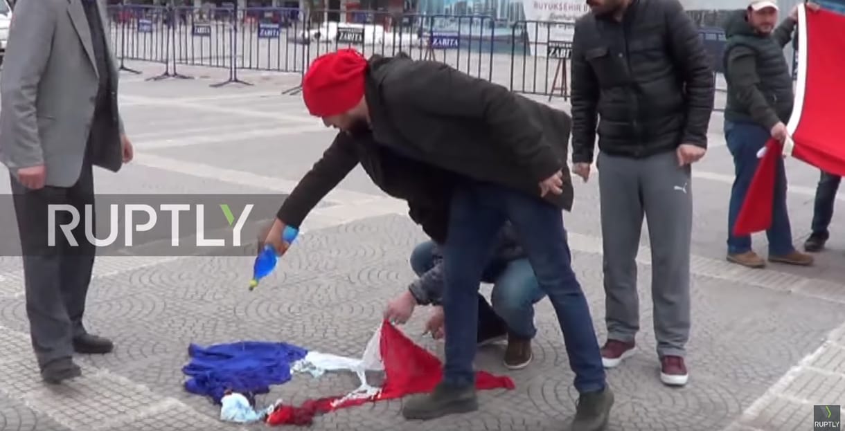 Török tüntetők annyira dühösek a hollandokra, hogy fel se tűnt, rossz zászlót égetnek