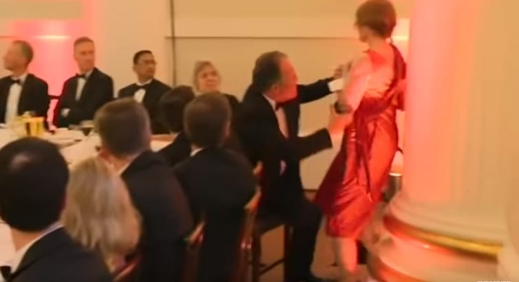 Oszlopnak lökött, majd durván rángatott egy brit államtitkár egy klímavédelmi aktivistát - videó