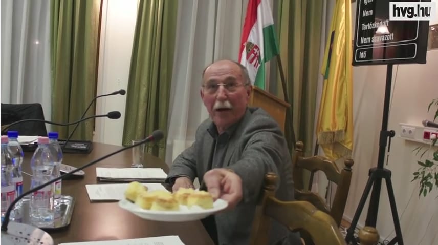 Kínjában pogácsát tukmált Herceghalom polgármestere - videó