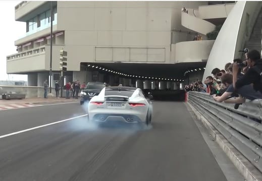Így verik fel Monte-Carlo csendjét a V8-as Jaguar sportkocsik – videó