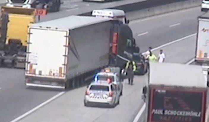 Majdnem a kamionok alá lökte a szabálytalan autós a szabálytalan motorost – videó