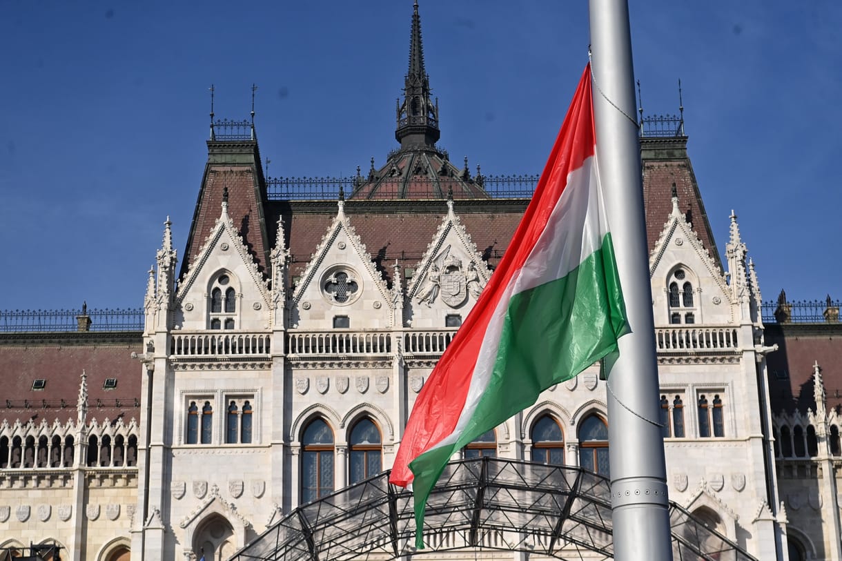 Áder János és Kövér László előtt vonták fel a lobogót a Parlamentnél