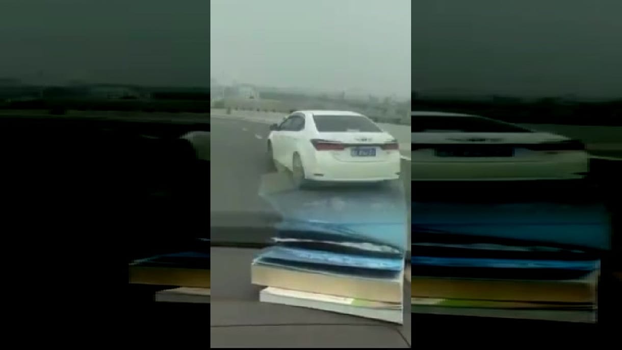 Videó: jobbról elhúz egy autó, kapaszkodó rendőrrel a motorháztetején