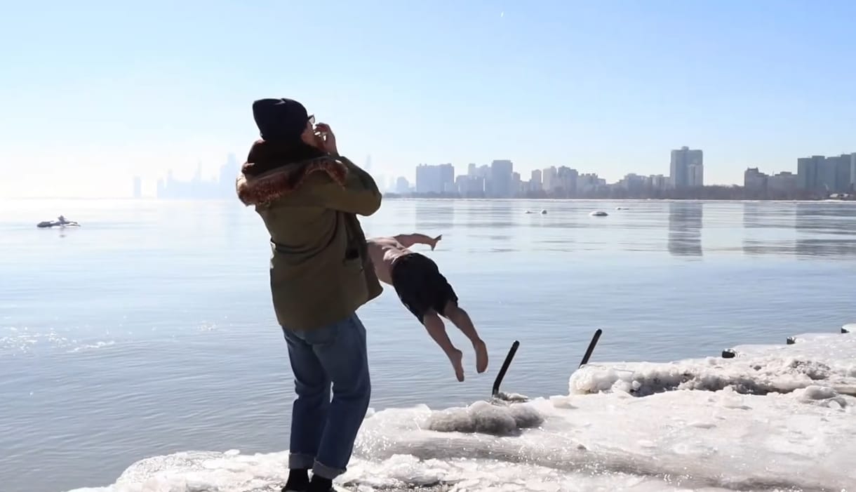 Egy éven át minden nap a tóba ugrott egy chicagói férfi, hogy enyhítse a járvány miatti stresszét
