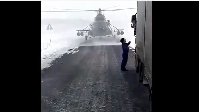 „Legyen szíves, melyik út vezet a városba?” – érdeklődött egy katonai helikopter pilótája, miután leszállt az autópályára