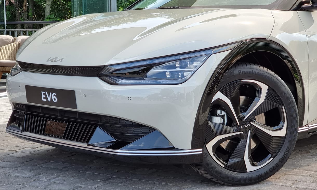 Magyarországon az akár közel 600 lóerős Kia EV6 villanyautó, gyorsan bele is ültünk