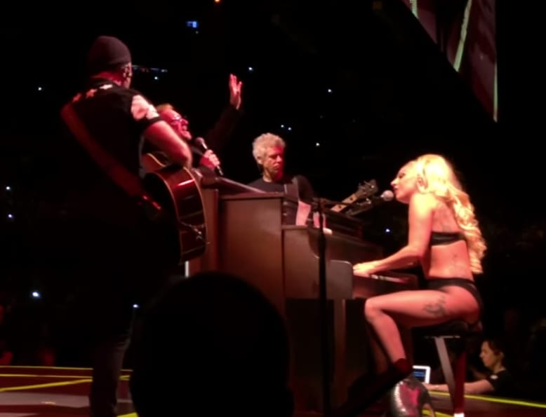 A U2-val zenélt a hiányos öltözetű Lady Gaga