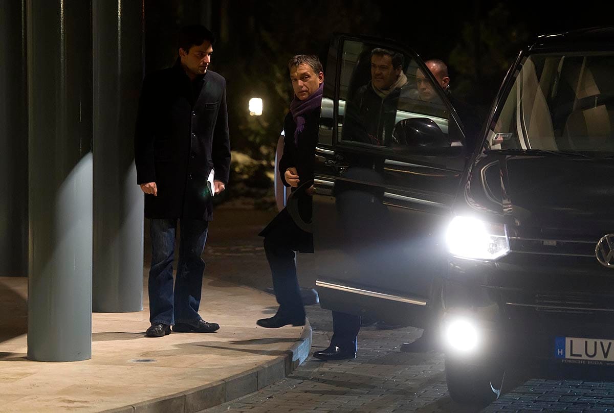 Felfokozott hangulatú idős emberek várták Orbánt Egerben