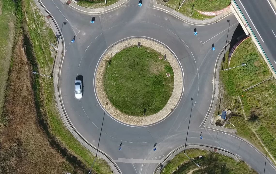 Francia specialitás a körforgalom, amiből nem lehet kihajtani – videó