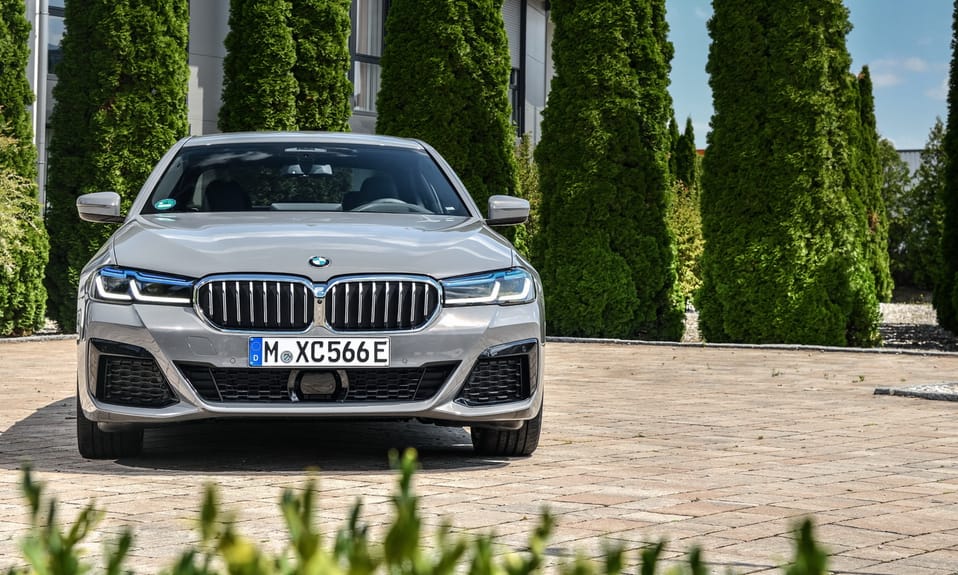 394 lóerő és zöld rendszám: Magyarországon az új hibrid 5-ös BMW
