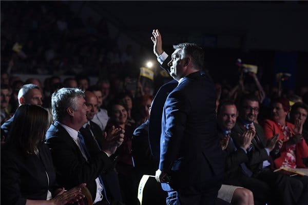Orbán: Szégyen, hogy egyes európai vezetők Marx előtt hódolnak