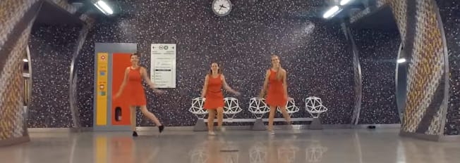 Ilyen táncot fővárosi aluljáróban aligha látott még