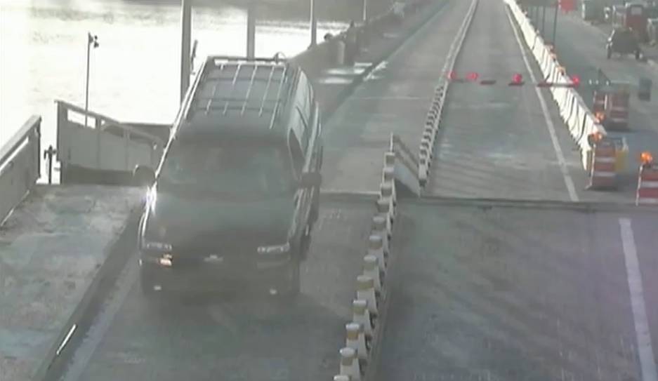 Videó: Átugratott a működésbe lépett felvonóhídon a figyelmetlen autós
