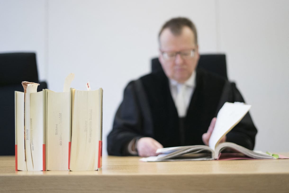 Hiába rendelik a bírókat magasabb szintű munkára, emelt bérezés nem jár érte, így akár milliókat is bukhatnak