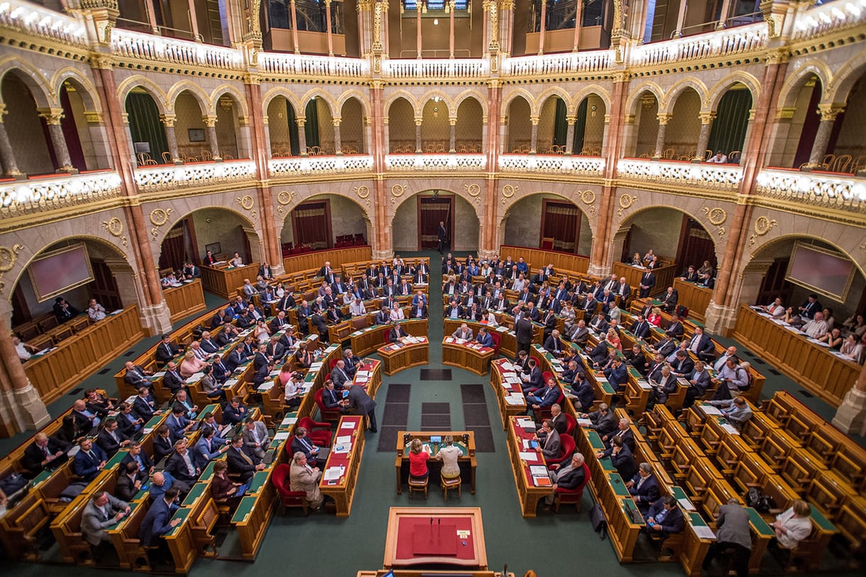 A parlamenti keretek közt alibiző ellenzék úton van az önfelszámolás felé