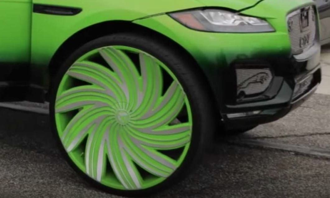 Videó: malomkerék méretű felniket kapott ez a Jaguar