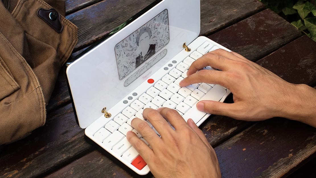Ez a modern írógép nincs 1 kiló, mégis órákkal tovább bírja, mint egy laptop