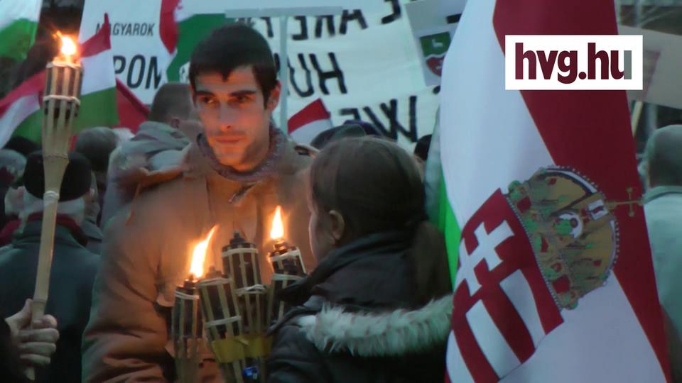 Így vonultak a kormánypárti tüntetők Budapesten - videó