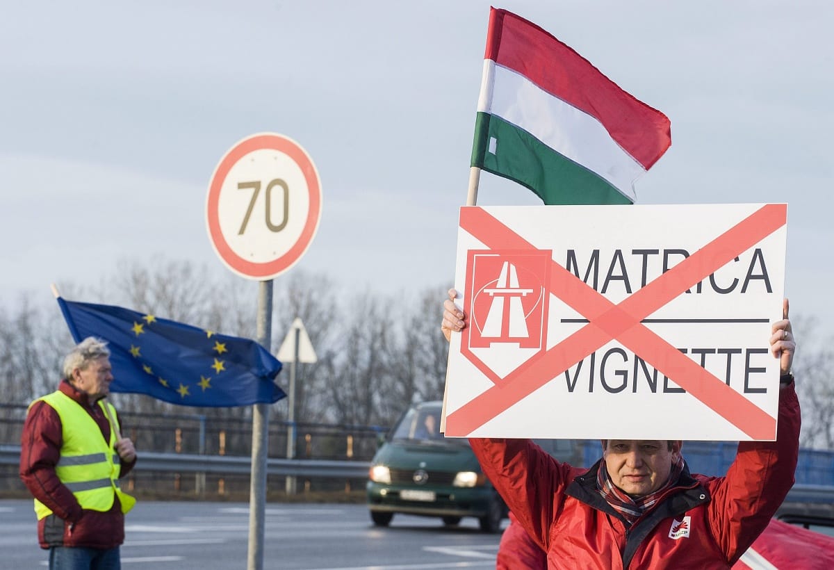 Országos akcióba fogott az MSZP az útdíj ellen
