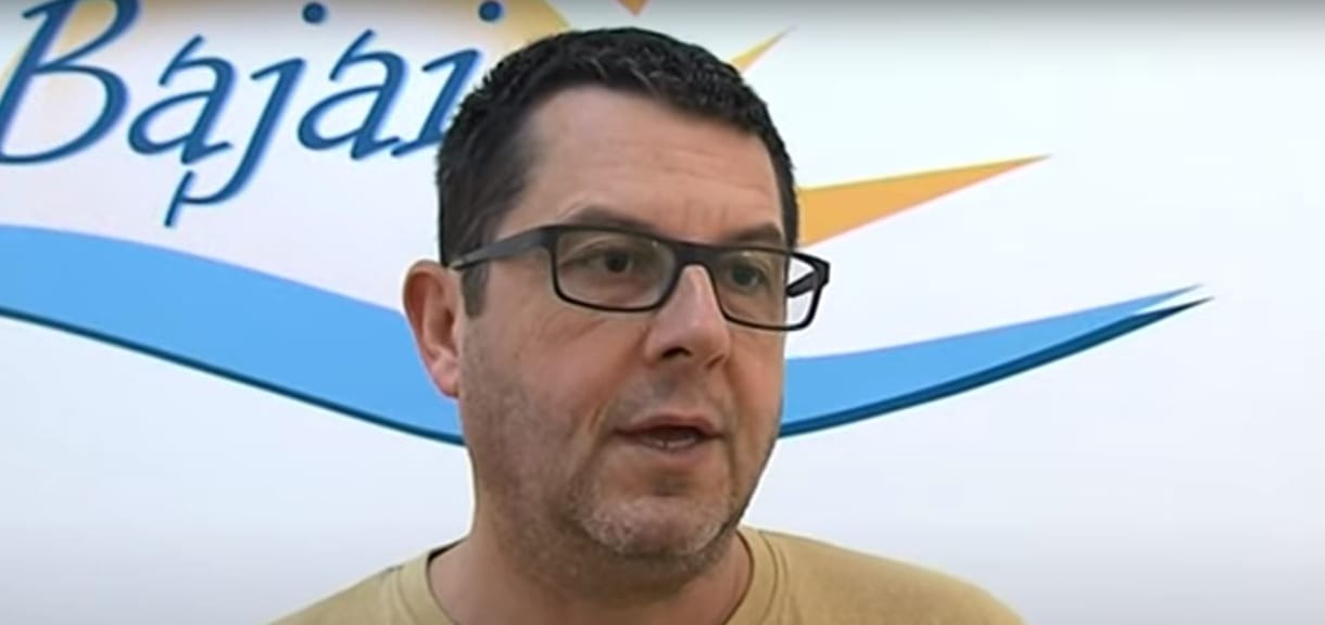 Eltiltották a bajai úszóedzőt, aki kislánynak írt félreérthető üzeneteket