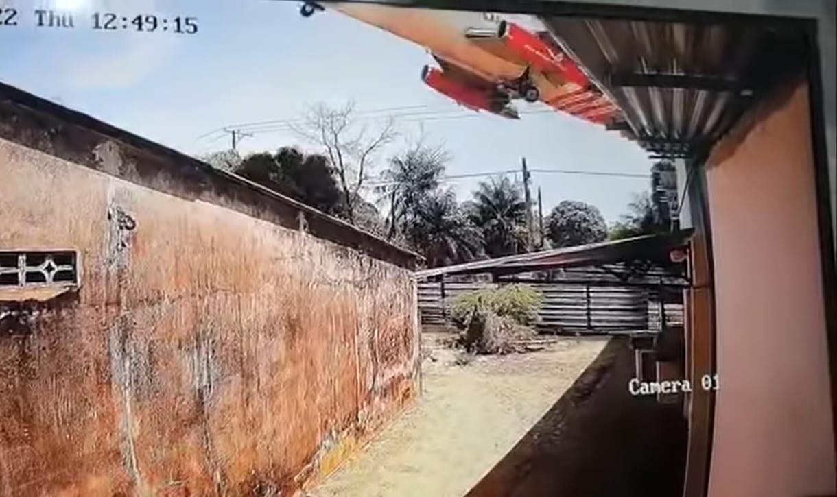 Videó: meghibásodott a Boeing hajtóműve, centikkel a fák felett húzott el