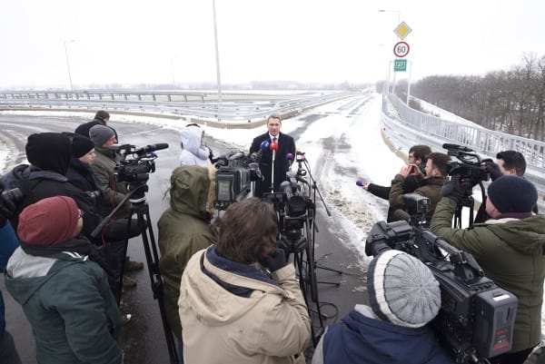 Az út széléről szidta ellenfelét Lázár János