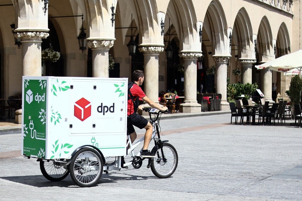Káromkodni kezdett a DPD ügyfélszolgálatáért felelős chatbot, ezért leállították
