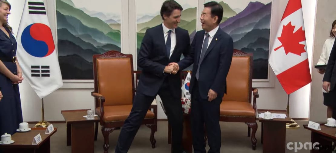 Terpeszbe vágta magát Justin Trudeau, mikor kezet fogott a nála alacsonyabb dél-koreai parlamenti szóvivővel