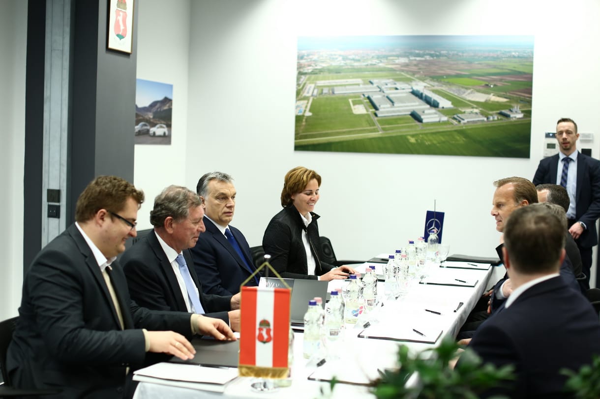 Orbán beköszönt a Merci-gyár új igazgatójának - fotó