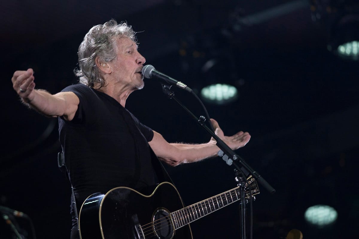 Orbán Viktor után a brazil elnökjelöltet is kiosztotta a koncertjén Roger Waters