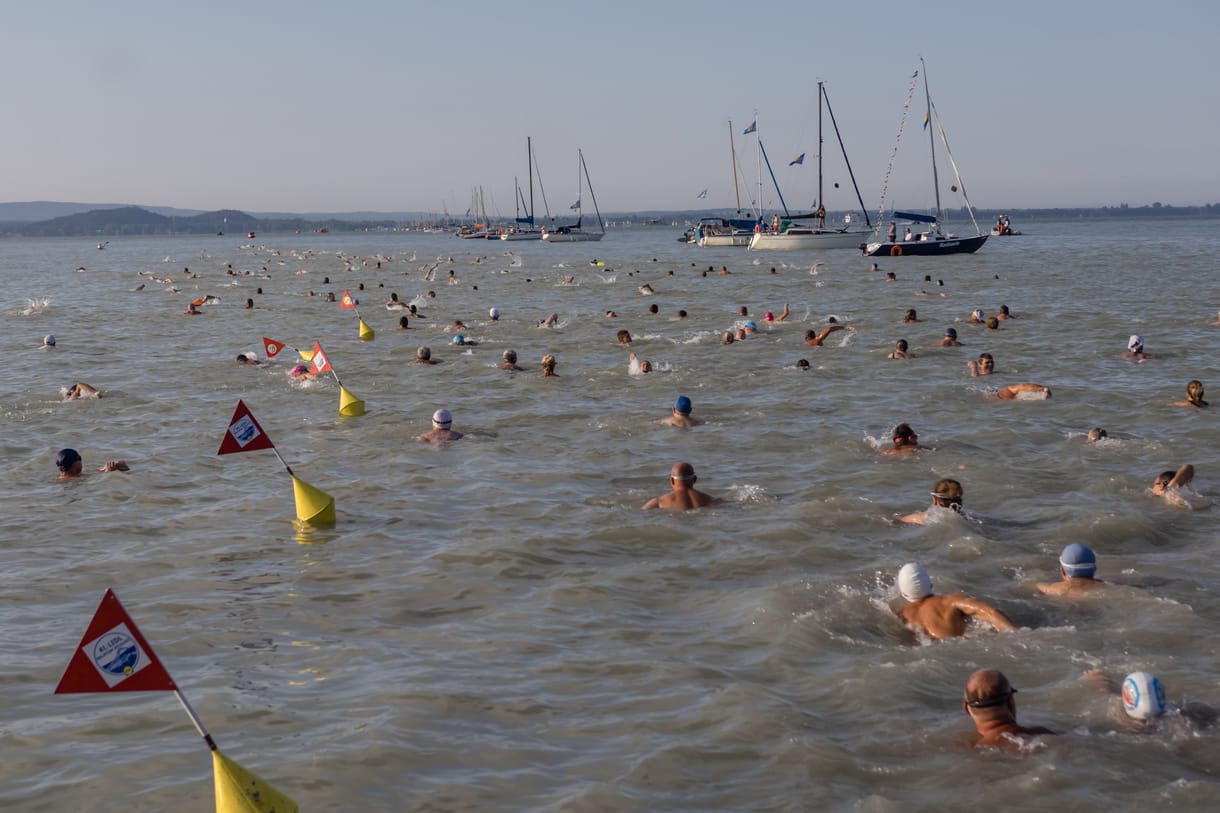 Az időjárás miatt elhalasztották a Balaton-átúszást