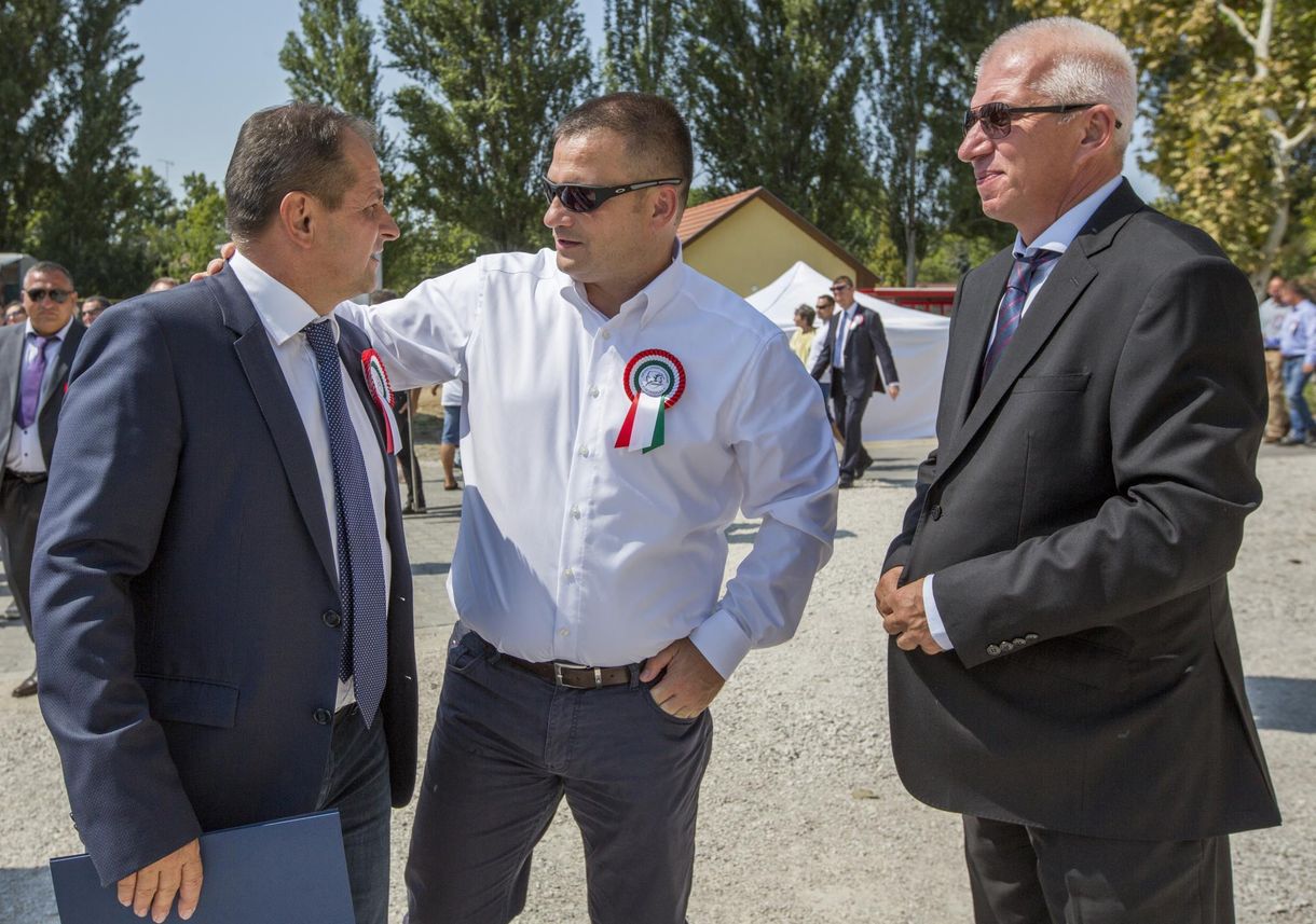 400 millióból végre lett ősgyepes lovaspálya Kiskunhalason